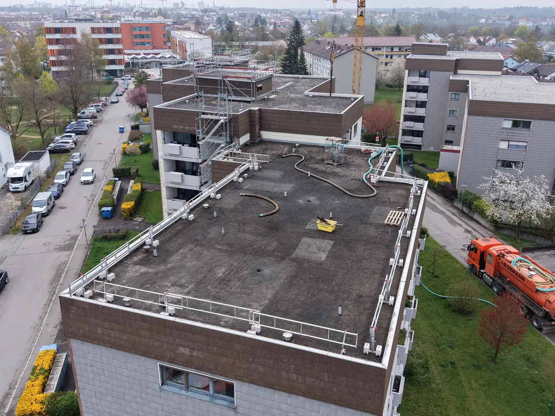 Flachdach-Baustelle mit Absturzsicherung aus der Luft