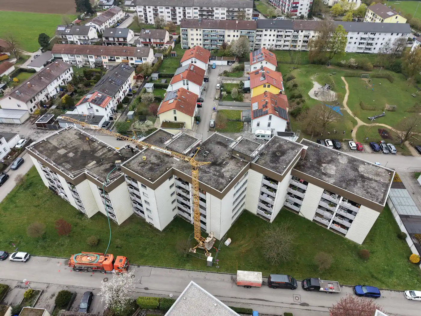 Drohnenaufnahme der Flachdach-Großbaustelle in Burgkirchen